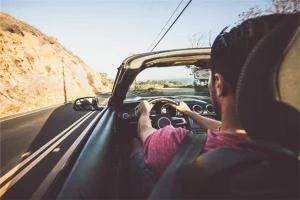 梦见自己开车刮蹭