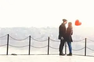 属蛇属鸡在一起财运