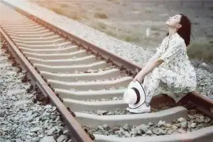 女人肚脐下小腹有痣